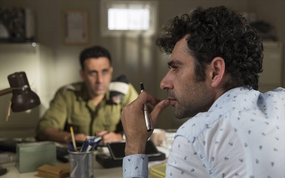 «Το Σενάριο που Άναψε Φωτιές». Στη μαύρη κωμωδία με πολιτικές αποχρώσεις του Σαμέχ Ζοάμπι, ένας 30χρονος ασκούμενος σε τηλεοπτικό στούντιο, πηγαίνει καθημερινά στη Ραμάλα για τα γυρίσματα της δημοφιλούς σαπουνόπερας «Το Τελ Αβίβ Φλέγεται». Στο σημείο ελέγχου του ισραηλινού στρατού, συναντά έναν αξιωματικό που του δίνει μια ιδέα για σενάριο που θα εκτοξεύσει την καριέρα του.
&nbsp;