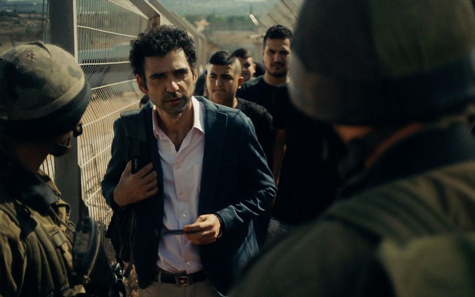 «Το Σενάριο που Άναψε Φωτιές». Στη μαύρη κωμωδία με πολιτικές αποχρώσεις του Σαμέχ Ζοάμπι, ένας 30χρονος ασκούμενος σε τηλεοπτικό στούντιο, πηγαίνει καθημερινά στη Ραμάλα για τα γυρίσματα της δημοφιλούς σαπουνόπερας «Το Τελ Αβίβ Φλέγεται». Στο σημείο ελέγχου του ισραηλινού στρατού, συναντά έναν αξιωματικό που του δίνει μια ιδέα για σενάριο που θα εκτοξεύσει την καριέρα του.
&nbsp;
