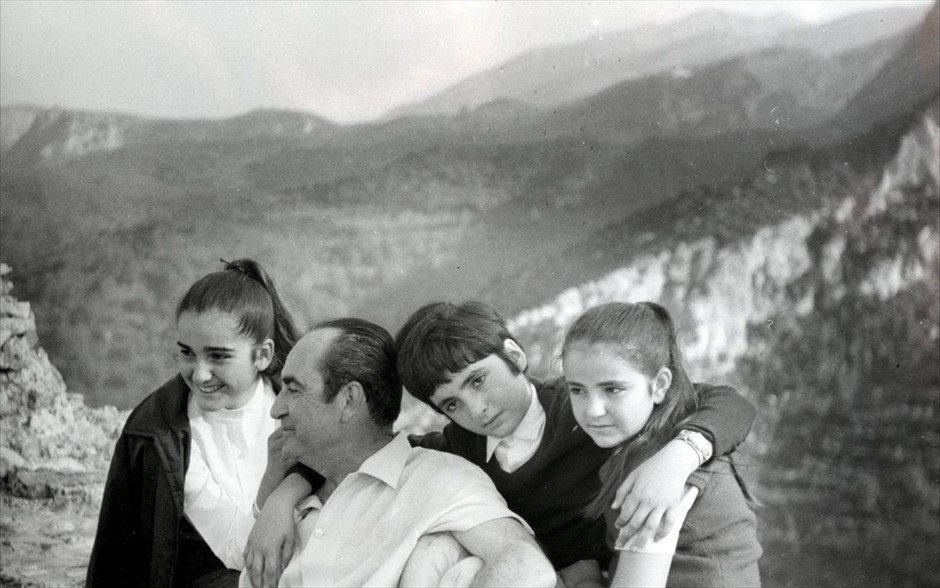 «Ορεινές Συμφωνίες». Λίγα χρόνια πριν τον θάνατό του, ο Κωνσταντίνος Μητσοτάκης ρωτήθηκε ποια από αυτά που κατάφερε να κάνει στα εβδομήντα χρόνια ενεργής παρουσίας του στον δημόσιο βίο, θεωρούσε ο ίδιος, με την απόσταση του χρόνου πλέον, πιο σημαντικά. Οι απαντήσεις του εμπνέουν την ταινία «Ορεινές Συμφωνίες» που παρουσιάζει το Ίδρυμα Κωνσταντίνος Κ. Μητσοτάκης.