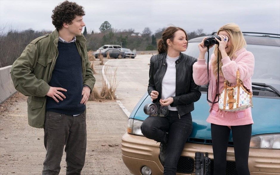 Zombieland: Διπλή Βολή. Μέσα από έκρυθμες, κωμικές καταστάσεις που εκτυλίσσονται από τον Λευκό Οίκο μέχρι την ενδοχώρα, η παρέα της πρώτης ταινίας πρέπει να αντιμετωπίσει πολλά νέα είδη ζόμπι που έχουν εξελιχθεί, αλλά και νέους επιζώντες. Ένα ανορθόδοξο θρίλερ, όπου η κωμωδία συναντά τον τρόμο με σπαρταριστά αποτελέσματα.
&nbsp;