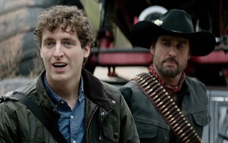 Zombieland: Διπλή Βολή. Μέσα από έκρυθμες, κωμικές καταστάσεις που εκτυλίσσονται από τον Λευκό Οίκο μέχρι την ενδοχώρα, η παρέα της πρώτης ταινίας πρέπει να αντιμετωπίσει πολλά νέα είδη ζόμπι που έχουν εξελιχθεί, αλλά και νέους επιζώντες. Ένα ανορθόδοξο θρίλερ, όπου η κωμωδία συναντά τον τρόμο με σπαρταριστά αποτελέσματα.
&nbsp;