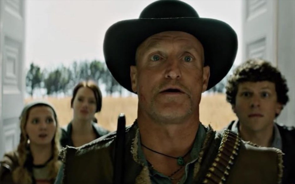 Zombieland: Διπλή Βολή. Μέσα από έκρυθμες, κωμικές καταστάσεις που εκτυλίσσονται από τον Λευκό Οίκο μέχρι την ενδοχώρα, η παρέα της πρώτης ταινίας πρέπει να αντιμετωπίσει πολλά νέα είδη ζόμπι που έχουν εξελιχθεί, αλλά και νέους επιζώντες. Ένα ανορθόδοξο θρίλερ, όπου η κωμωδία συναντά τον τρόμο με σπαρταριστά αποτελέσματα.
&nbsp;