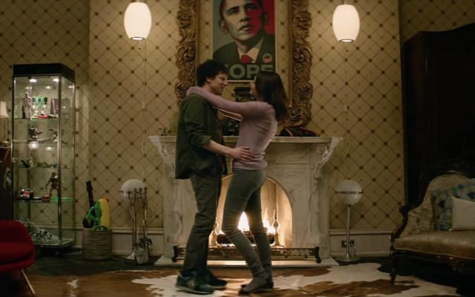 Zombieland: Διπλή Βολή. Μέσα από έκρυθμες, κωμικές καταστάσεις που εκτυλίσσονται από τον Λευκό Οίκο μέχρι την ενδοχώρα, η παρέα της πρώτης ταινίας πρέπει να αντιμετωπίσει πολλά νέα είδη ζόμπι που έχουν εξελιχθεί, αλλά και νέους επιζώντες. Ένα ανορθόδοξο θρίλερ, όπου η κωμωδία συναντά τον τρόμο με σπαρταριστά αποτελέσματα.
&nbsp;