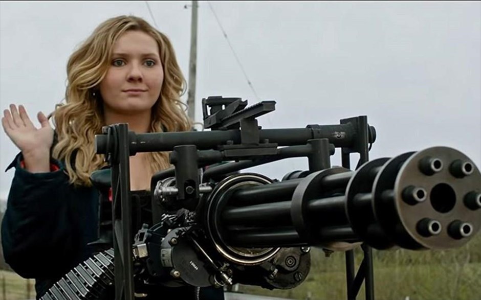 Zombieland: Διπλή Βολή. Μέσα από έκρυθμες, κωμικές καταστάσεις που εκτυλίσσονται από τον Λευκό Οίκο μέχρι την ενδοχώρα, η παρέα της πρώτης ταινίας πρέπει να αντιμετωπίσει πολλά νέα είδη ζόμπι που έχουν εξελιχθεί, αλλά και νέους επιζώντες. Ένα ανορθόδοξο θρίλερ, όπου η κωμωδία συναντά τον τρόμο με σπαρταριστά αποτελέσματα.
&nbsp;