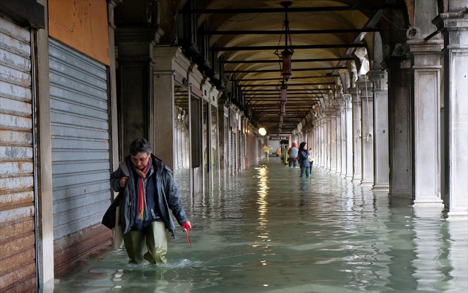 Πλημμυρισμένη Βενετία. Άνθρωποι περπατάνε στην πλατεία του Αγίου Μάρκου, την περίοδο των πλημμύρων στην Βενετία της Ιταλίας