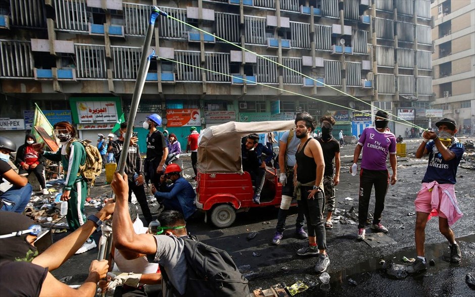 Αυτοσχέδια σφεντόνα. Ιρακινός διαδηλωτής κάνει χρήση μιας αυτοσχέδιας σφεντόνας σε αντικυβερνητική διαδήλωση στην Βαγδάτη