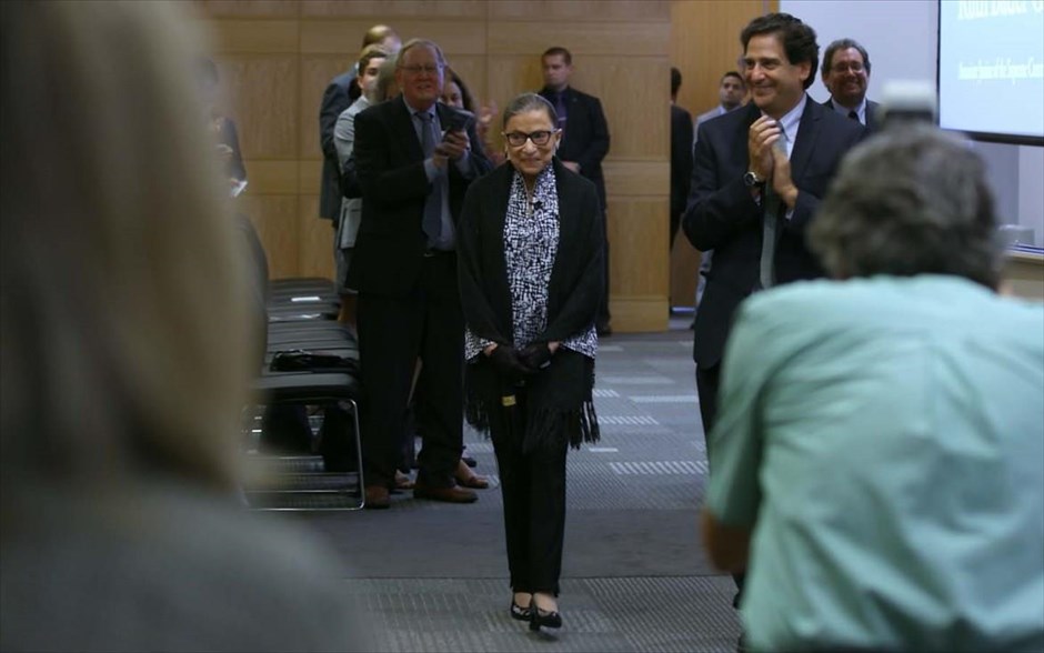 RBG: Μια Ζωη για τη Δικαιοσύνη  . Το υποψήφιο για Όσκαρ ντοκιμαντέρ των Τζούλι Κόεν και Μπέτσι Γουέστ παρουσιάζει την τεράστια ιστορία της μικροσκοπικής Ρουθ Μπέιντερ Γκίνσμπεργκ, της δεύτερης γυναίκας αντιπροέδρου του Ανωτάτου Δικαστηρίου των ΗΠΑ.&nbsp; Πρόκειται για την πρώτη δικαστίνα που έγινε pop culture φαινόμενο.