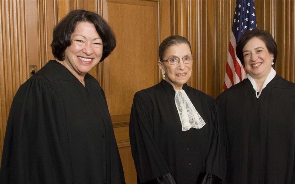 RBG: Μια Ζωη για τη Δικαιοσύνη  . Το υποψήφιο για Όσκαρ ντοκιμαντέρ των Τζούλι Κόεν και Μπέτσι Γουέστ παρουσιάζει την τεράστια ιστορία της μικροσκοπικής Ρουθ Μπέιντερ Γκίνσμπεργκ, της δεύτερης γυναίκας αντιπροέδρου του Ανωτάτου Δικαστηρίου των ΗΠΑ.&nbsp; Πρόκειται για την πρώτη δικαστίνα που έγινε pop culture φαινόμενο.