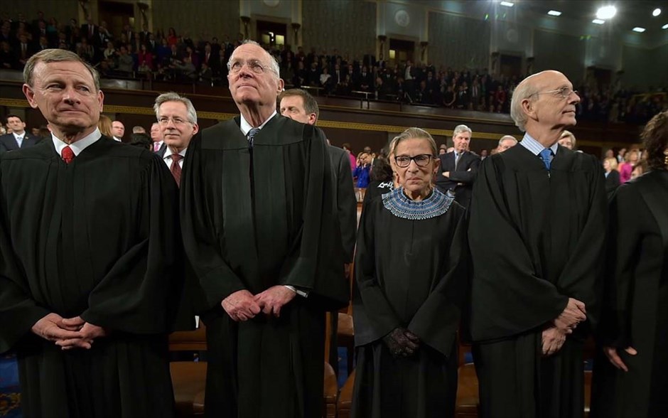 RBG: Μια Ζωη για τη Δικαιοσύνη  . Το υποψήφιο για Όσκαρ ντοκιμαντέρ των Τζούλι Κόεν και Μπέτσι Γουέστ παρουσιάζει την τεράστια ιστορία της μικροσκοπικής Ρουθ Μπέιντερ Γκίνσμπεργκ, της δεύτερης γυναίκας αντιπροέδρου του Ανωτάτου Δικαστηρίου των ΗΠΑ.&nbsp; Πρόκειται για την πρώτη δικαστίνα που έγινε pop culture φαινόμενο.