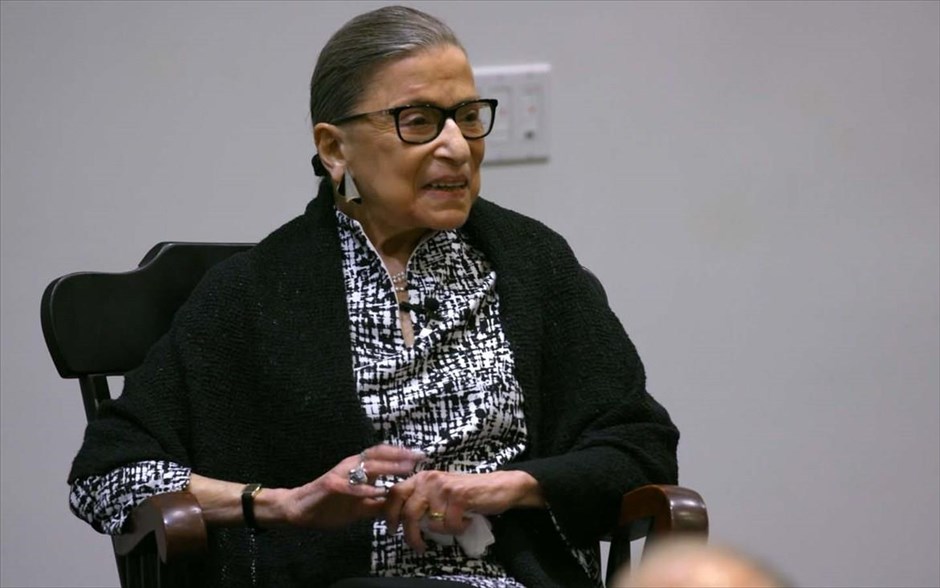 RBG: Μια Ζωη για τη Δικαιοσύνη  . Το υποψήφιο για Όσκαρ ντοκιμαντέρ των Τζούλι Κόεν και Μπέτσι Γουέστ παρουσιάζει την τεράστια ιστορία της μικροσκοπικής Ρουθ Μπέιντερ Γκίνσμπεργκ, της δεύτερης γυναίκας αντιπροέδρου του Ανωτάτου Δικαστηρίου των ΗΠΑ.&nbsp; Πρόκειται για την πρώτη δικαστίνα που έγινε pop culture φαινόμενο.