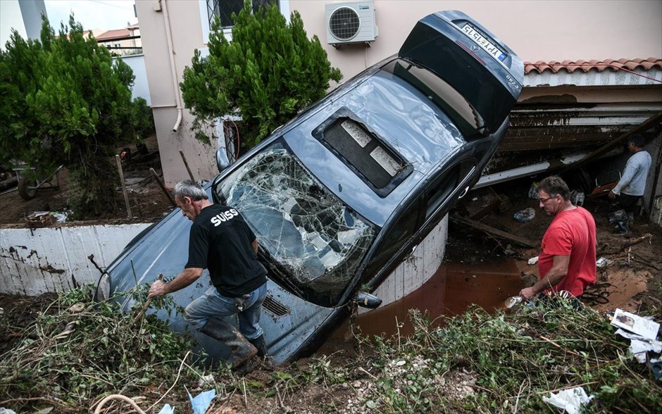 Η επόμενη μέρα στην Κινέτα. Η επόμενη ημέρα των κατασττροφών, Τρίτη 26 Νοεμβρίου 2019, βρίσκει τους κατοίκους της Κινέττας να προσπαθούν να επουλώσουν τις πληγές τους από το πέρασμα της κακοκαιρίας "Γηρυώνης". Σπίτια και επιχειρήσεις πλημμύρισαν από λασπόνερα, ενώ πληθώρα από φερτά υλικά βρέθηκαν σε κεντρικούς δρόμους της περιοχής. Η πρώτες εκτιμήσεις για τα έντονα καιρικά φαινόμενα που σημειώθηκαν τα ξημερώματα της Δευτέρας, μιλούν για πάνω από 300 κατοικίες οι οποίες έχουν υποστεί ζημιές, με συνεργεία του υπουργείου Υποδομών και Μεταφορών, αλλά και της Περιφέρειας Αττικής να καταγράψουν το μέγεθος της καταστροφής.