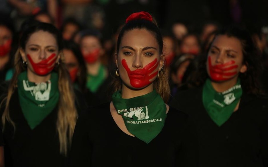 Παγκόσμια ημέρα εξάλειψης της βίας κατά των γυναικών στην Χιλή. Γυναίκες παίρνουν μέρος σε πορεία για την Παγκόσμια ημέρα εξάλειψης της βίας κατά των γυναικών στο Σαντιάγο της Χιλής