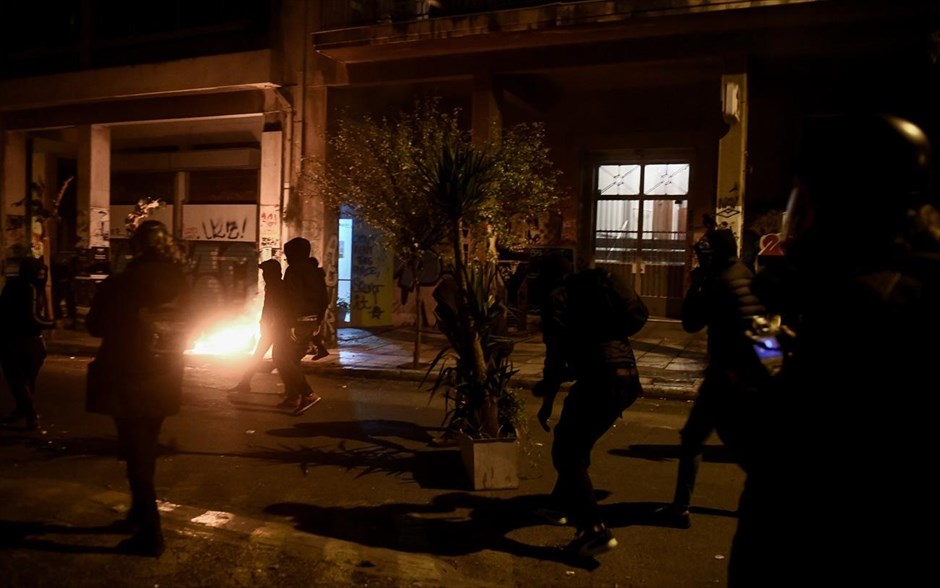 Μολότοφ και χημικά στα Eξάρχεια. 