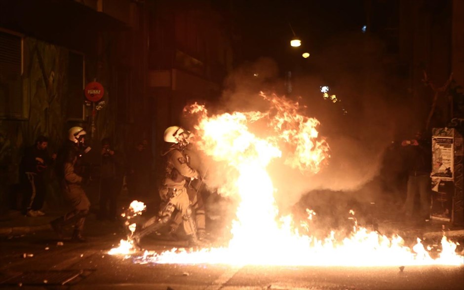 Μολότοφ και χημικά στα Eξάρχεια. 