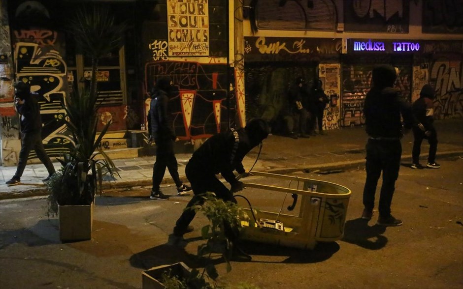 Μολότοφ και χημικά στα Eξάρχεια. 