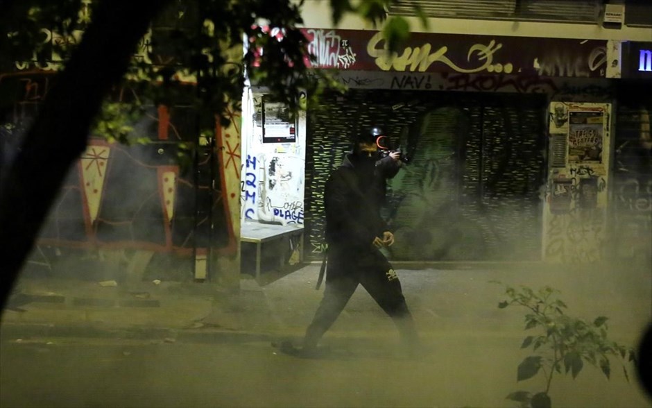 Μολότοφ και χημικά στα Eξάρχεια. 