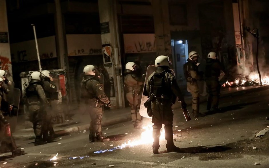 Μολότοφ και χημικά στα Eξάρχεια. 