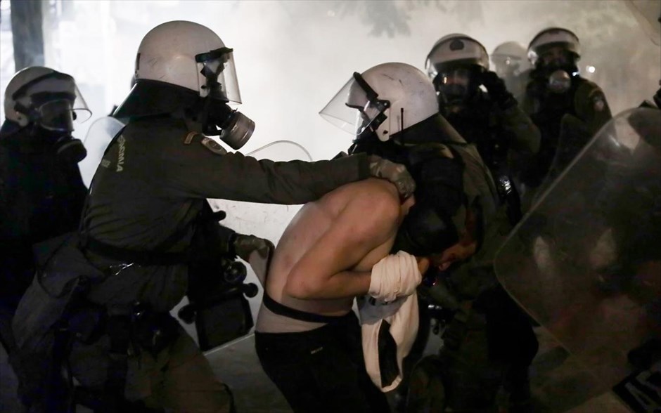 Μολότοφ και χημικά στα Eξάρχεια. 