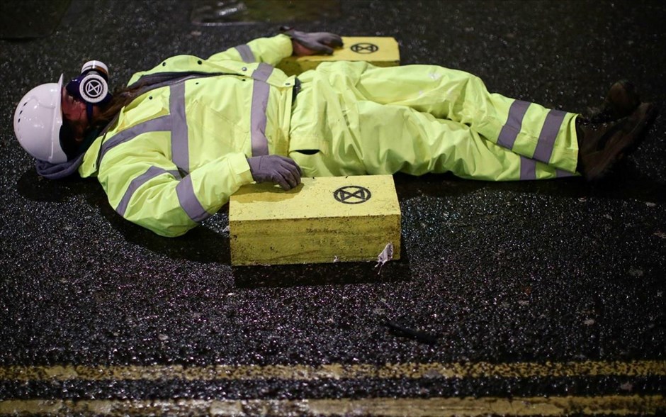 Διαμαρτυρία της οργάνωσης Extinction Rebellion στο Λονδίνο. Ακτιβιστής έχει ξαπλώσει στο οδόστρωμα σε διαδήλωση διαμαρτυρίας της οργάνωσης&nbsp;Extinction Rebellion στο Λονδίνο