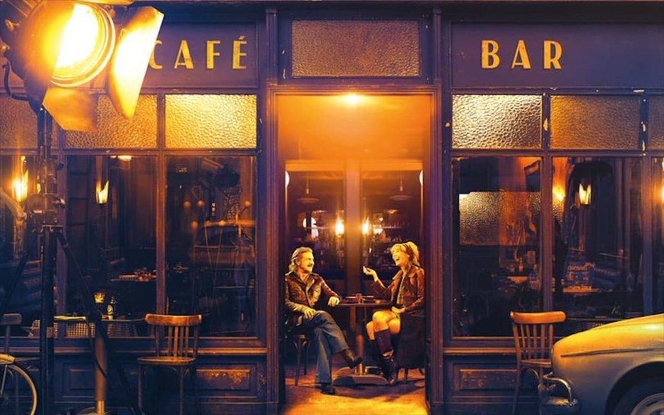 Ραντεβού στο Belle Époque. Στο γαλλικό ρομαντικό δράμα του Νικολά Μπεντό, με τον Ντανιέλ Οτέιγ, η ήσυχη ζωή του 60άρη Βικτόρ ανατρέπεται, τη μέρα που ο νεαρός Αντουάν τού προσφέρει μια ξεχωριστή, πρωτοποριακή μορφή ψυχαγωγίας. Χάρη σε έναν μοναδικό συνδυασμό θεατρικών τεχνασμάτων και ιστορικής αναπαράστασης, η εταιρεία του Αντουάν χαρίζει την ευκαιρία στους πελάτες της να επιστρέψουν σε όποια χρονική περίοδο επιλέξουν.