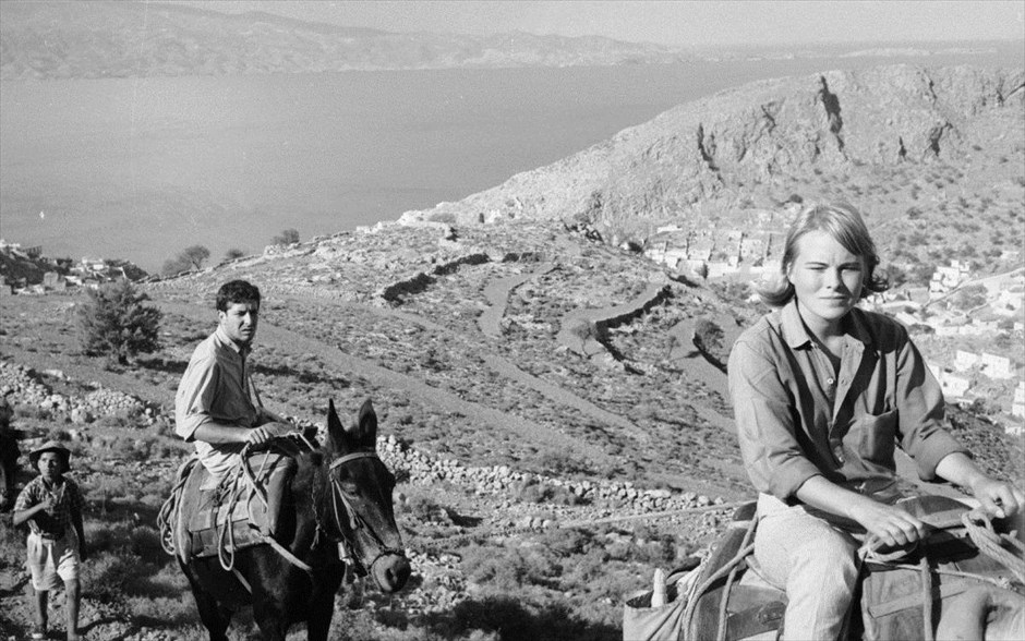 Marianne & Leonard: Λόγια Αγάπης. Ντοκιμαντέρ για τη σχέση του λογοτέχνη της μουσικής Λέοναρντ Κοέν με τη μούσα του, Μαριάν Ιλέν. Το καλοκαίρι του 1960, στην Ύδρα, ο σπουδαίος Κοέν θα γνωρίσει τη γυναίκα που θα του χαρίσει την έμπνευση για μερικά από τα διασημότερα τραγούδια του, όπως τα «So Long, Marianne», «Hey, That’s No Way to Say Goodbye» και «Bird on the Wire».