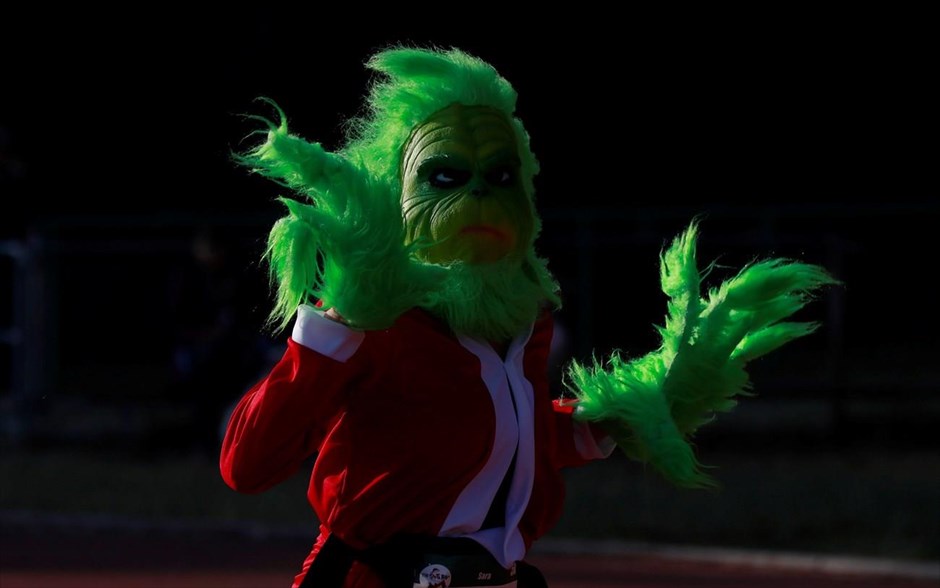 Grinch στον ετήσιο αγώνα "Run Santa Run". Μεταμφιέσμενος Grinch φορώντας κοστούμι Αϊ Βασίλη&nbsp;συμμετέχει στον ετήσιο αγώνα&nbsp;"Run Santa Run" στην Πόλη του Μεξικού.