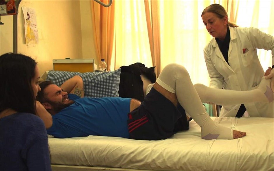 «Μέχρι τη Θάλασσα». Ασθενείς που νοσηλεύονται, μετά από σοβαρά ατυχήματα, στην κλινική Φυσικής Αποκατάστασης του ΚΑΤ προσπαθούν να σταθούν ξανά στα πόδια τους... ή έστω να επανακτήσουν την αυτονομία τους.