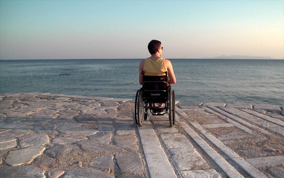 «Μέχρι τη Θάλασσα». Ασθενείς που νοσηλεύονται, μετά από σοβαρά ατυχήματα, στην κλινική Φυσικής Αποκατάστασης του ΚΑΤ προσπαθούν να σταθούν ξανά στα πόδια τους... ή έστω να επανακτήσουν την αυτονομία τους.