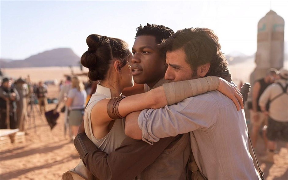 «Star Wars: Skywalker - Η Άνοδος». Η ιστορία μιας ολόκληρης γενιάς φτάνει στο τέλος της. Τo τελευταίο κεφάλαιο της νέας τριλογίας του «Πολέμου των Άστρων», που ξεκίνησε με τον Τζέι Τζέι Έιμπραμς, ολοκληρώνεται με τον ίδιο πίσω από την κάμερα.