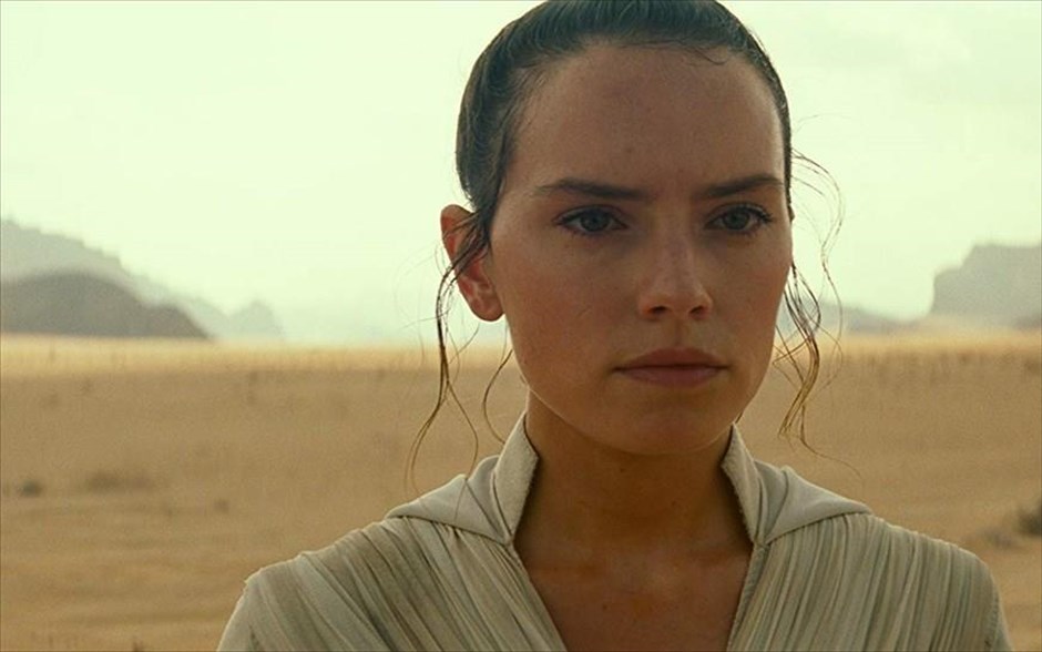 «Star Wars: Skywalker - Η Άνοδος». Η ιστορία μιας ολόκληρης γενιάς φτάνει στο τέλος της. Τo τελευταίο κεφάλαιο της νέας τριλογίας του «Πολέμου των Άστρων», που ξεκίνησε με τον Τζέι Τζέι Έιμπραμς, ολοκληρώνεται με τον ίδιο πίσω από την κάμερα.