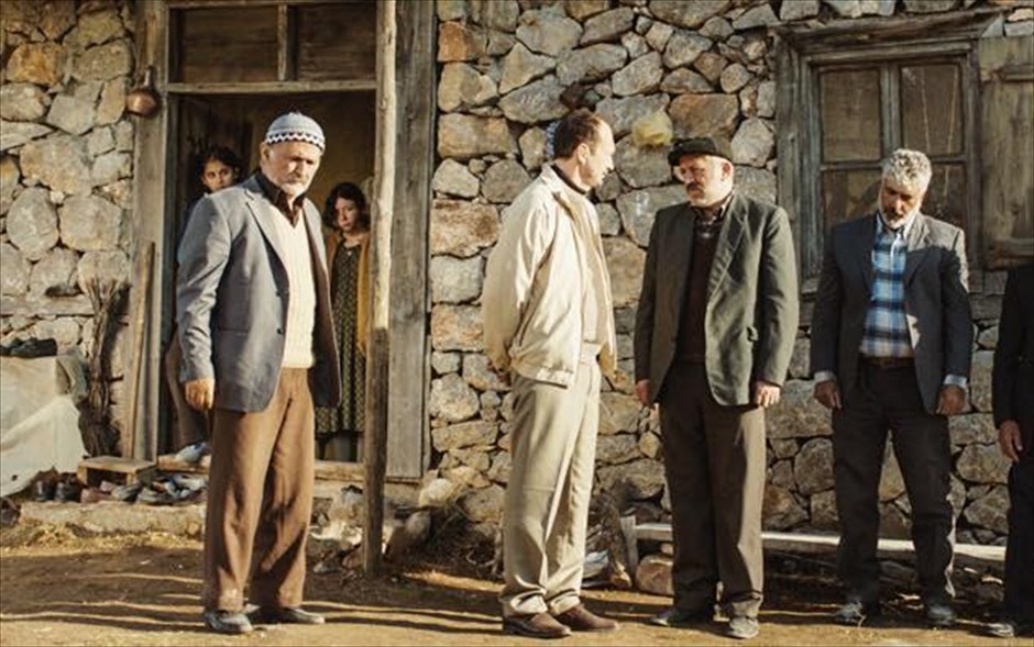 «Τρεις Αδερφές». Τρεις αδερφές, που είχαν σταλεί παρακόρες σε πλούσιες οικογένειες στην πόλη, συναντιούνται ξανά μετά από χρόνια, όταν αναγκάζονται, για διαφορετικούς λόγους, να επιστρέψουν στο πατρικό τους σε ένα φτωχό χωριό της ορεινής Ανατολίας.