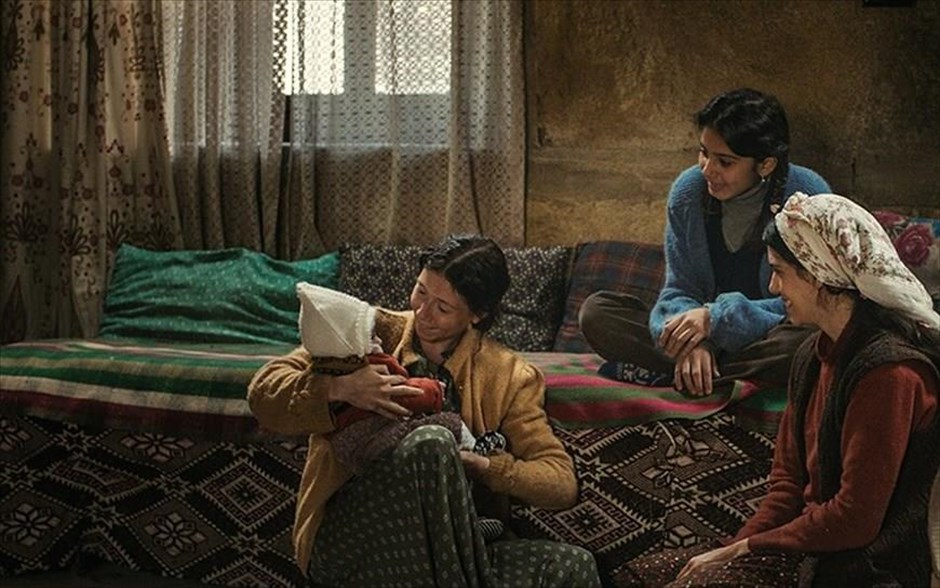«Τρεις Αδερφές». Τρεις αδερφές, που είχαν σταλεί παρακόρες σε πλούσιες οικογένειες στην πόλη, συναντιούνται ξανά μετά από χρόνια, όταν αναγκάζονται, για διαφορετικούς λόγους, να επιστρέψουν στο πατρικό τους σε ένα φτωχό χωριό της ορεινής Ανατολίας.