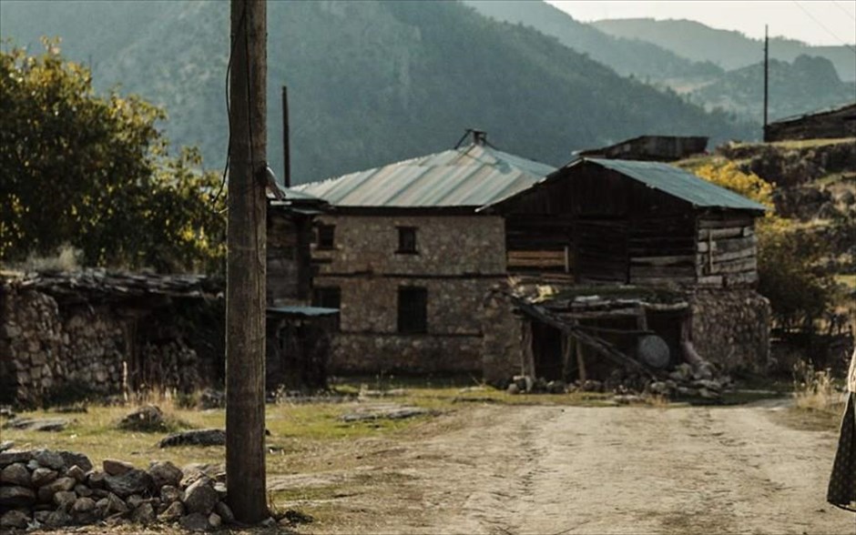 «Τρεις Αδερφές». Τρεις αδερφές, που είχαν σταλεί παρακόρες σε πλούσιες οικογένειες στην πόλη, συναντιούνται ξανά μετά από χρόνια, όταν αναγκάζονται, για διαφορετικούς λόγους, να επιστρέψουν στο πατρικό τους σε ένα φτωχό χωριό της ορεινής Ανατολίας.