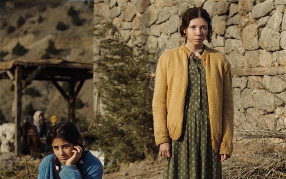 «Τρεις Αδερφές». Τρεις αδερφές, που είχαν σταλεί παρακόρες σε πλούσιες οικογένειες στην πόλη, συναντιούνται ξανά μετά από χρόνια, όταν αναγκάζονται, για διαφορετικούς λόγους, να επιστρέψουν στο πατρικό τους σε ένα φτωχό χωριό της ορεινής Ανατολίας.