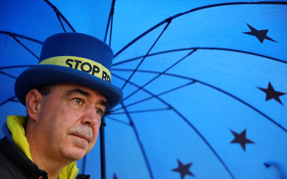 Ακτιβιστής κατά του Brexit. Ο ακτιβιστής κατά του Brexit Στίβ Μπρέι&nbsp;έξω από το Κοινοβουλίου στο Λονδίνο,&nbsp;Βρετανία.