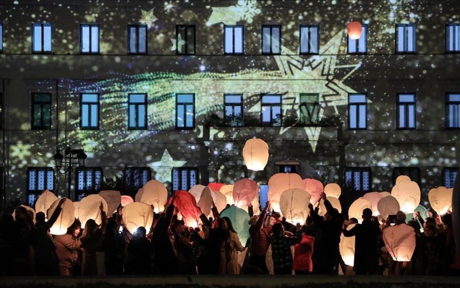 POY  2019. Άνθρωποι απελευθερώνουν εκατοντάδες ουράνια φαναράκια, για τη `Νύχτα των Ευχών`, μπροστά απο το Δημαρχείο Αθηνών, στην Πλατεία Κοτζιά