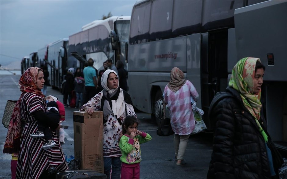 POY  2019. Πρόσφυγες και μετανάστες απoβιβάζονται στο λιμάνι του Πειραιά