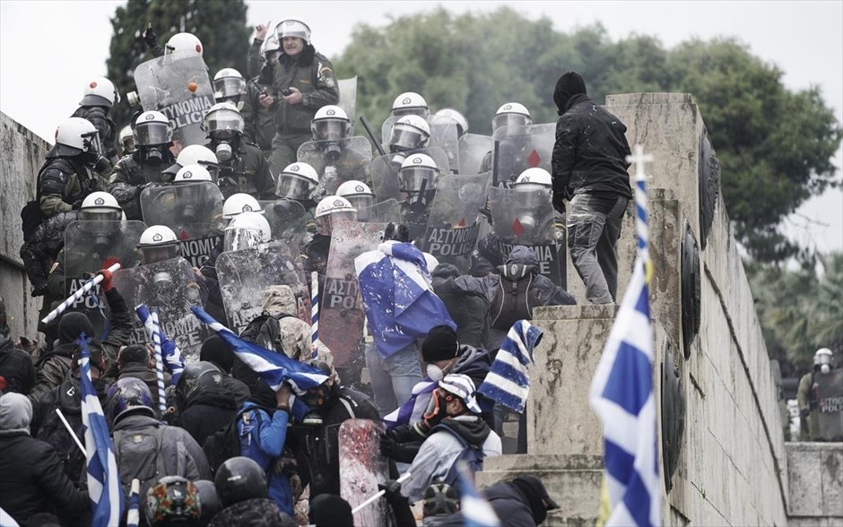 POY  2019. Κόσμος διαδηλώνει στην πλατεία Συντάγματος, κατά της Συμφωνίας των Πρεσπών με την οποία η ΠΓΔΜ θα αλλάξει το όνομά της σε Δημοκρατία της Βόρειας Μακεδονίας