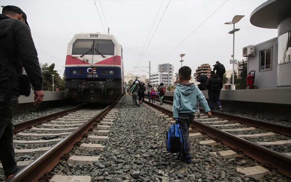 POY  2019. Εκατοντάδες μετανάστες και πρόσφυγες συγκεντρώθηκαν στο Σιδηροδρομικό Σταθμό Λαρίσης για να ταξιδέψουν για Θεσσαλονίκη, ακολουθώντας ανώνυμο κάλεσμα από τα μέσα κοινωνικής δικτύωσης για πορεία προς τα βόρεια σύνορα ώστε να προχωρήσουν στην κεντρική Ευρώπη 
