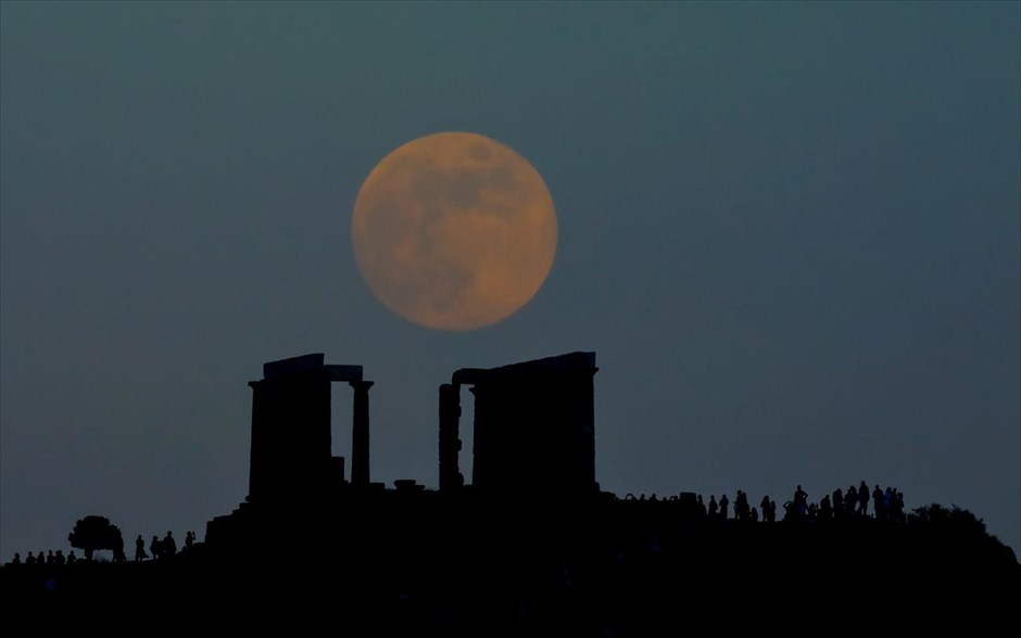 POY  2019. Πανσέληνος πάνω απο τον ναό του Ποσειδώνα στο Σούνιο