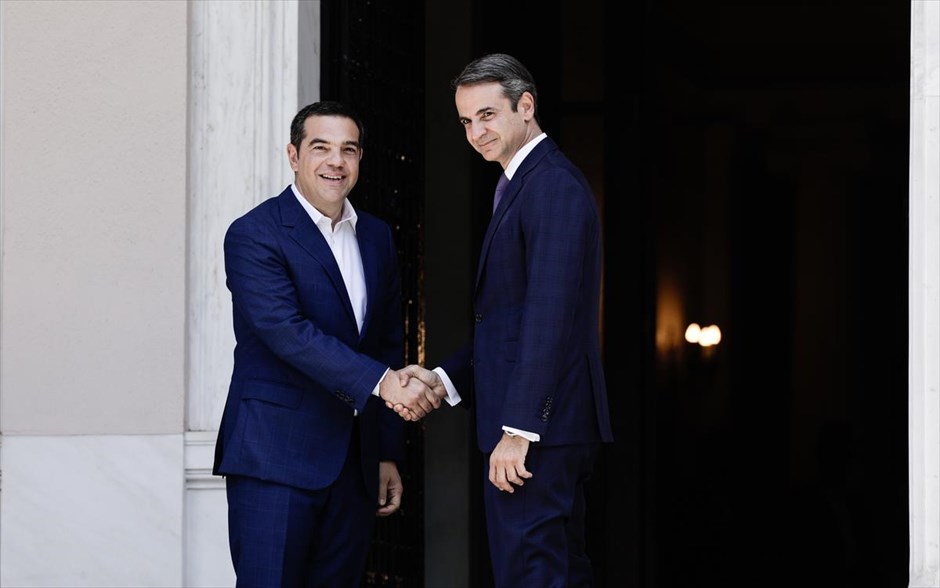 POY  2019. Ο νέος Πρωθυπουργός, Κυρίακος Μητσοτάκης συνοδεύει στην έξοδο τον απερχόμενο Πρωθυπουργό Αλέξη Τσίπρα στο Μέγαρο Μαξίμου