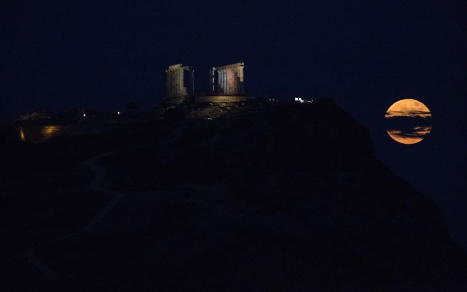 POY  2019. Η πανσέληνος υψώνεται πάνω από τον αρχαίο ναό του Ποσειδώνα στο ακρωτήριο στο Σούνιο
