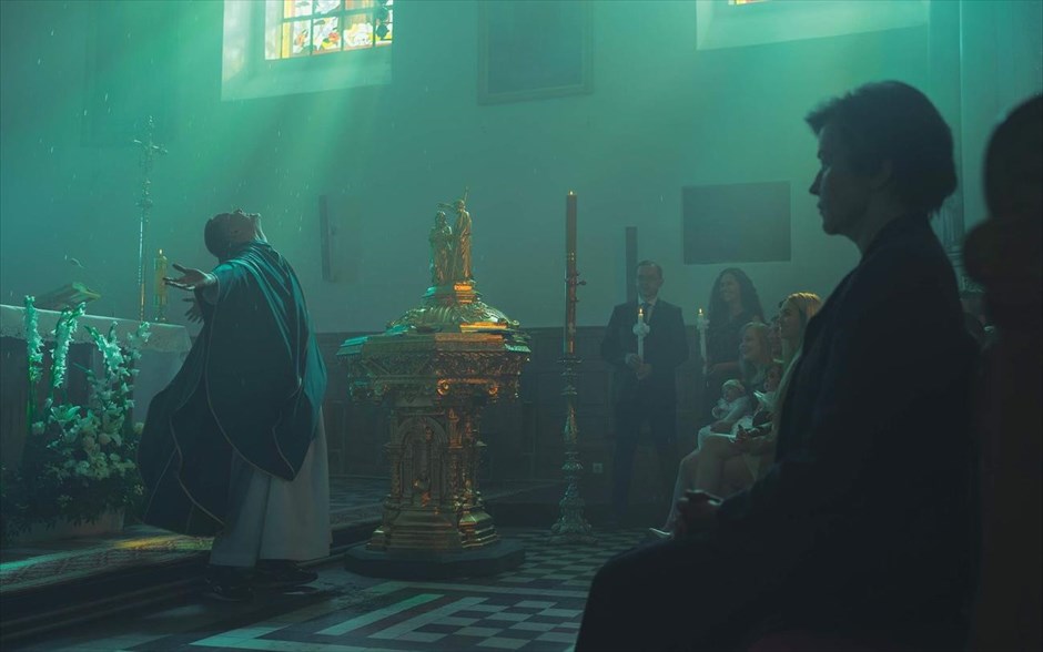 «Corpus Christi». Στο πολωνικό δράμα του Γιαν Κομάσα, που έφτασε στη δεκάδα της βραχείας λίστας για το Όσκαρ καλύτερης διεθνούς ταινίας,&nbsp; ένας νεαρός κατάδικος έρχεται σε &nbsp;επαφή με τη θρησκεία και βιώνει, κατά τη διάρκεια της παραμονής του στο αναμορφωτήριο, μια πνευματική μεταμόρφωση, που του γεννά την επιθυμία να γίνει ιερέας –κάτι αδύνατο, εξαιτίας του ποινικού του μητρώου.