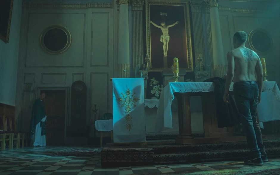 «Corpus Christi». Στο πολωνικό δράμα του Γιαν Κομάσα, που έφτασε στη δεκάδα της βραχείας λίστας για το Όσκαρ καλύτερης διεθνούς ταινίας,  ένας νεαρός κατάδικος έρχεται σε  επαφή με τη θρησκεία και βιώνει, κατά τη διάρκεια της παραμονής του στο αναμορφωτήριο, μια πνευματική μεταμόρφωση, που του γεννά την επιθυμία να γίνει ιερέας –κάτι αδύνατο, εξαιτίας του ποινικού του μητρώου.