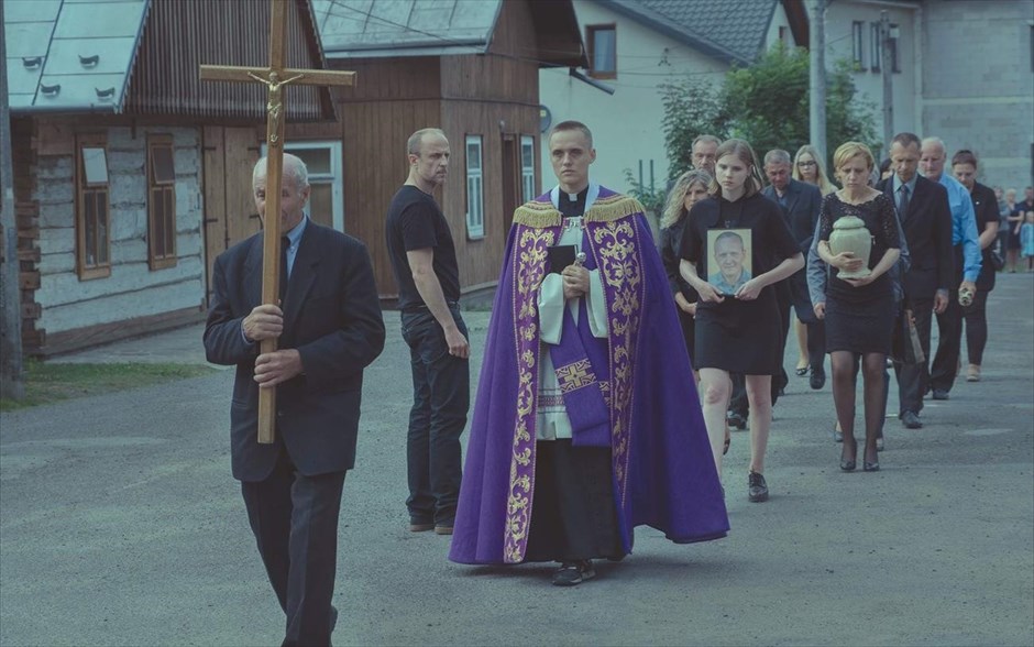 «Corpus Christi». Στο πολωνικό δράμα του Γιαν Κομάσα, που έφτασε στη δεκάδα της βραχείας λίστας για το Όσκαρ καλύτερης διεθνούς ταινίας,&nbsp; ένας νεαρός κατάδικος έρχεται σε &nbsp;επαφή με τη θρησκεία και βιώνει, κατά τη διάρκεια της παραμονής του στο αναμορφωτήριο, μια πνευματική μεταμόρφωση, που του γεννά την επιθυμία να γίνει ιερέας –κάτι αδύνατο, εξαιτίας του ποινικού του μητρώου.