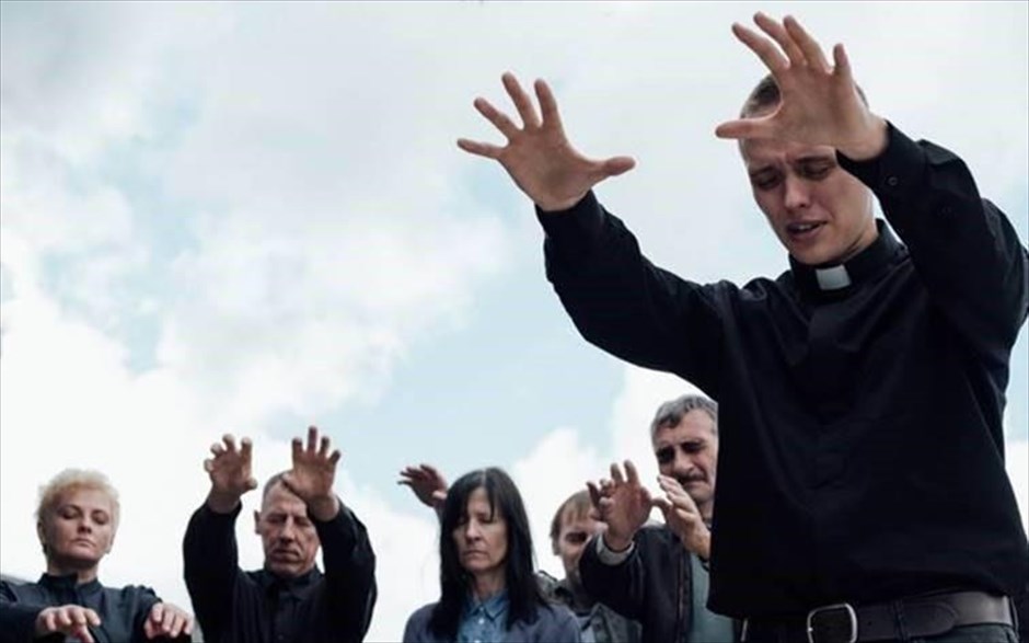 «Corpus Christi». Στο πολωνικό δράμα του Γιαν Κομάσα, που έφτασε στη δεκάδα της βραχείας λίστας για το Όσκαρ καλύτερης διεθνούς ταινίας,&nbsp; ένας νεαρός κατάδικος έρχεται σε &nbsp;επαφή με τη θρησκεία και βιώνει, κατά τη διάρκεια της παραμονής του στο αναμορφωτήριο, μια πνευματική μεταμόρφωση, που του γεννά την επιθυμία να γίνει ιερέας –κάτι αδύνατο, εξαιτίας του ποινικού του μητρώου.