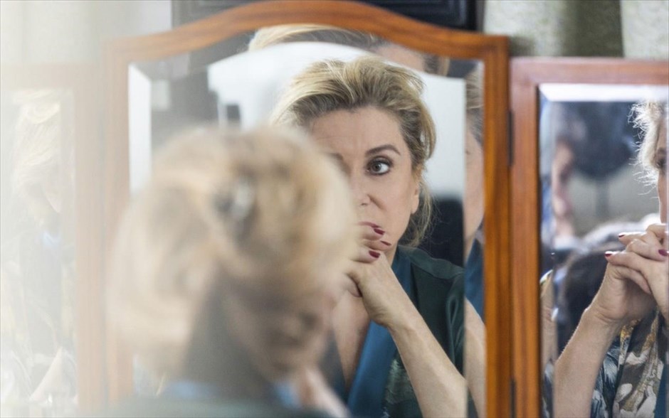 «Η Αλήθεια». Στην πρώτη εκτός Ιαπωνίας ταινία του Χιροκάζου Κόρε Έντα, με τους Κατρίν Ντενέβ, Ζιλιέτ Μπινός και Ίθαν Χοκ, η Φαμπιάν είναι μια σταρ. Περιβάλλεται από ανθρώπους που την αγαπούν και τη θαυμάζουν. Όταν εκδίδει τα απομνημονεύματά της, η κόρη της έρχεται στο Παρίσι από τη Νέα Υόρκη με τον άντρα της και το παιδί τους. Η επανένωση μητέρας και κόρης θα φέρει στο φως αλήθειες, θα τις αναγκάσει να κλείσουν παλιούς λογαριασμούς και να εκδηλώσουν τα συναισθήματα που τις κατακλύζουν.