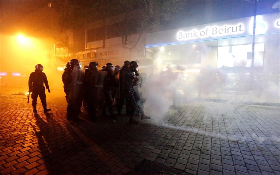 Γυαλιά καρφιά και πετροπόλεμος στη Βηρυτό . Στη Βηρυτό είναι και πάλι εκρηκτικό το σκηνικό. Οι δυνάμεις ασφαλείας του Λιβάνου εκτόξευσαν δακρυγόνα, για να διαλύσουν διαδήλωση την Τρίτη το βράδυ έξω από την κεντρική τράπεζα της χώρας, και συγκρούστηκαν με δεκάδες ανθρώπους, που απάντησαν με πετροπόλεμο και πυροτεχνήματα. Οι βιτρίνες των τραπεζών και τα ΑΤΜ έπεσαν θύματα της οργής των πολιτών για τη χειρότερη οικονομική κρίση που έχει βιώσει εδώ και δεκαετίες η χώρα, κρίση που εξελίχθηκε και σε πολιτική. Οι αντικυβερνητικές κινητοποιήσεις ξεκίνησαν τον περασμένο Οκτώβριο, οι πολιτικοί αδυνατούν να καταλήξουν σε συμφωνία για τον σχηματισμό νέας κυβέρνησης, η εμπιστοσύνη στο τραπεζικό σύστημα υποχωρεί. Ο κεντρικός τραπεζίτης δηλώνει ότι οι καταθέσεις είναι ασφαλείς, αλλά οι αυστηροί περιορισμοί στην ανάληψη δολαρίων και τη μεταφορά χρημάτων στο εξωτερικό έχουν εξαγριώσει τον πληθυσμό.