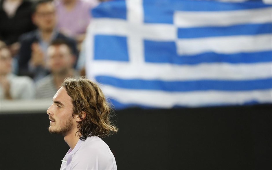  Ιδανική πρεμιέρα στο Australian Open ο Τσιτσιπάς. Με... αέρα πρωταθλητή, ο Στέφανος Τσιτσιπάς, έκανε ιδανική πρεμιέρα στο Australian Open.&nbsp;Ο κορυφαίος τενίστας όλων των εποχών στην Ελλάδα και Νο6 της παγκόσμιας κατάταξης δεν είχε κανένα πρόβλημα απέναντι στον Ιταλό, Σαλβατόρε Καρούσο, τον οποίο νίκησε άνετα&nbsp;με 3-0 σετ και προκρίθηκε&nbsp;στον δεύτερο γύρο του Australian Open.