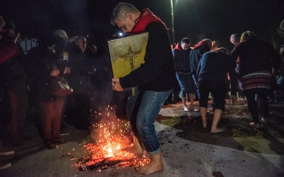 Αναβίωση του εθίμου των Αναστενάρηδων στη Θράκη . Τά Αναστενάρια είναι το πιο σημαντικό λαϊκό δρώμενο από όσα τελούνται σήμερα στην Ελλάδα. Το θρακικό αυτό έθιμο, η αναβίωση του&nbsp;εθίμου των Αναστενάρηδων είναι από τις πιο χαρακτηριστικές πολιτιστικές κληρονομιές, που έφεραν οι πρόσφυγες της Ανατολικής Ρωμυλίας της Θράκης και κυρίως του χωριού Κωστί που ήταν το κέντρο των Αναστενάρηδων πριν το ξεριζωμό. Κατά την παράδοση, ο ναός των Αγίων Κωνσταντίνου και Ελένης στο Κωστί έπιασε φωτιά. Καθώς ο ναός φλεγόταν ακούστηκαν φωνές μέσα από τις φλόγες γιατί οι εικόνες ζητούσαν βοήθεια. Οι κάτοικοι μπήκαν στην εκκλησία για να σώσουν τις εικόνες και όταν βγήκαν έξω, ούτε οι εικόνες ούτε οι άνθρωποι είχαν καεί.&nbsp;